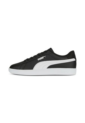 Zwarte Puma lage sneaker met witte streep en zool, vetersluiting en Puma-logo aan de zijkant en hiel.