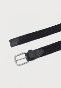 Μαύρη ζώνη υφασμάτινη πλεχτή με μαύρα δερμάτινα άκρα και ασημένια μεταλλική πόρπη με χαραγμένο το "Levi's" σε λευκό φόντο.