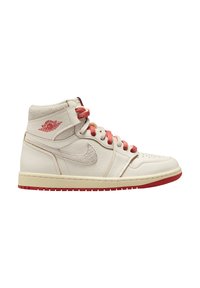Weiße Leder High-Top Sneaker mit roten Akzenten, strukturiertem Wildlederkragen, gelochter Zehenkappe und auffälligem Nike-Logo an der Seite.
