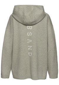 Sudadera gris con capucha de ajuste holgado, con un gran logo central "BSAND" en un tono más claro en la parte trasera. Tela suave con puños acanalados.