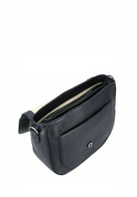 Borsa a tracolla in pelle nera con tasca frontale con bottone, fodera interna beige e scomparto principale con zip visibile da una vista angolata dall'alto.