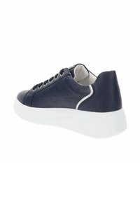 Sneaker in pelle blu navy con motivi embossati, suola bianca, colletto imbottito e sei occhielli per lacci. Texture liscia e forma arrotondata.