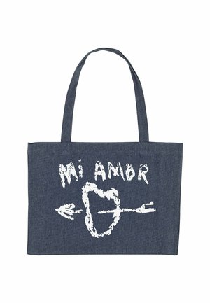 Sac en denim avec deux poignées, doté d'un design graphique blanc représentant un cœur et une flèche, ainsi que le texte "Mi Amor". Tissu résistant, forme carrée.