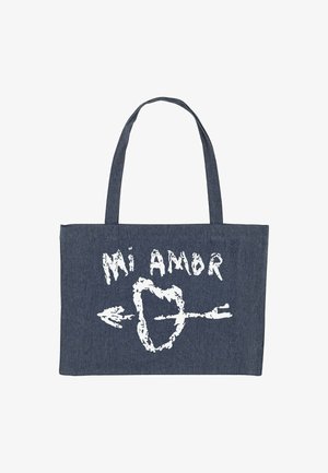Borsa a tracolla in denim con due manici, caratterizzata da una grafica bianca di un cuore e una freccia, e il testo "Mi Amor". Tessuto resistente, forma quadrata.