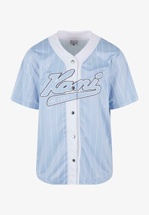 Világoskék, rövid ujjú póló fehér, függőleges csíkokkal, fekete írásos logóval és gombokkal az elején. Simább anyagú textúra.