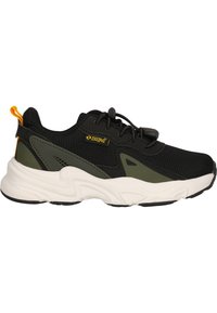 Chaussures de sport noires avec des accents verts, tige en maille et semelle épaisse blanche. Comprend une languette et un système de laçage sécurisé.