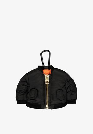 Czarna kurtka bomber z złotym zamkiem błyskawicznym, pomarańczową podszewką, przednimi kieszeniami i prążkowanymi mankietami. Zawiera czarny karabińczyk do przypięcia.
