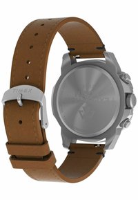 "Timex" laikrodis su rudos odos dirželiu, sidabro nerūdijančio plieno korpusu, o taip pat su chronografų mygtukais, graviruota nugarėle ir reguliuojamu sagtimi.