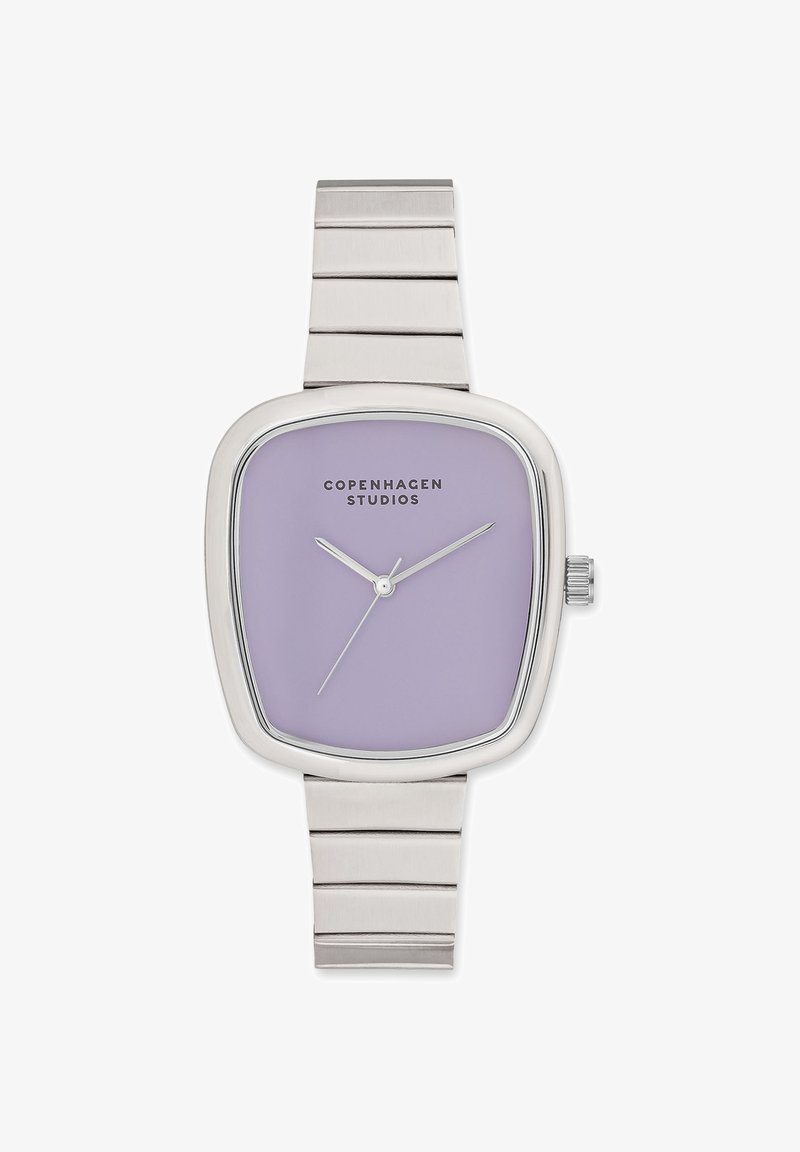Orologio da polso argento con quadrante quadrato curvo di colore lavanda, lancette delle ore, dei minuti e dei secondi in argento, e bracciale a maglie in metallo, marchiato Copenhagen Studios.