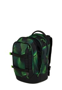 Sac à dos noir avec motif de vagues vertes, deux sangles avant, plusieurs compartiments et panneau arrière rembourré pour le confort et le soutien.