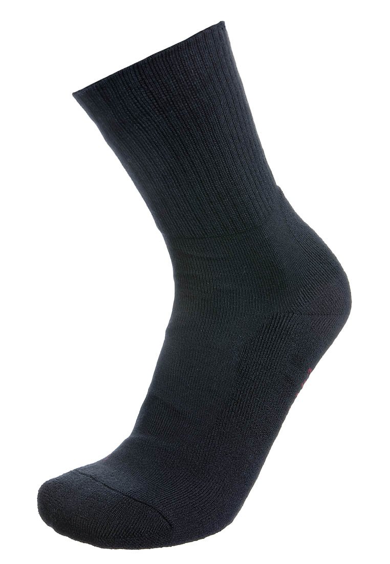 Calcetín negro de tobillo hecho de tejido acanalado. Presenta una puntera y talón reforzados. Diseño simple y sin costuras, sin logotipos ni patrones visibles.