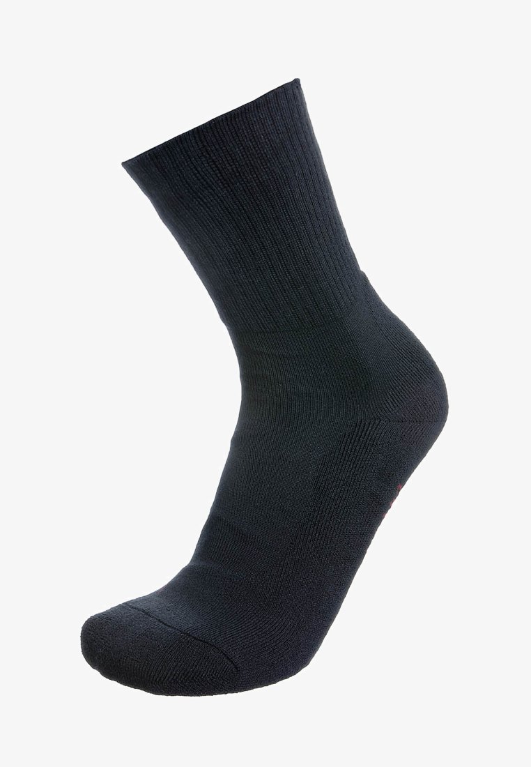 Calcetín negro de tobillo hecho de tejido acanalado. Presenta una puntera y talón reforzados. Diseño simple y sin costuras, sin logotipos ni patrones visibles.