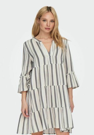 Robe à manches évasées en blanc avec des rayures verticales bleu marine et un design en étages. Décolleté en V et coupe décontractée, présentant des motifs décoratifs.