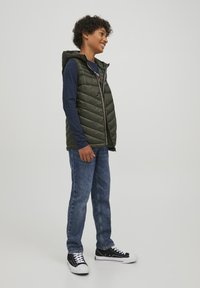 Jack & Jones Junior JJEHERO BODYWARMER HOOD  - Veste - rosin