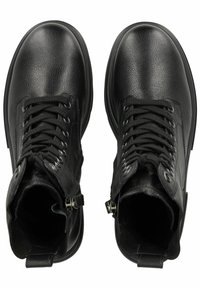 Botas de tobillo de cuero negro con acabado texturizado, punta redonda, cordones en la parte frontal y cremallera lateral. Cuentan con una suela de goma resistente y acentos en bucle.