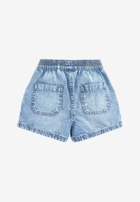 Jeansshorts i ljusblått, med elastisk midja, två bakfickor och en avslappnad, löst passform för komfort.
