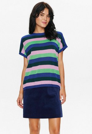 Stribet kortærmet top i blå, grøn, pink og marineblå farver. Stoffet har en subtil glans og er parret med en marineblå nederdel.