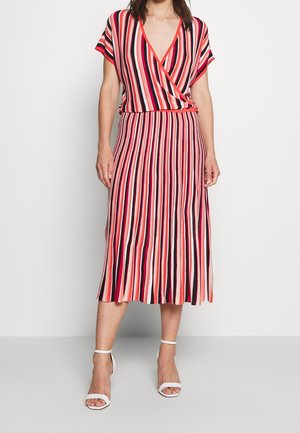 Gestreiftes Kleid mit kurzen Ärmeln, V-Ausschnitt und ausgestellt Rock in Rot, Schwarz und Creme. Verfügt über eine taillierte Taille und eine glatte Textur.