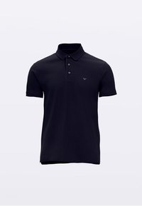 Tamsiai mėlynas polo marškinėlis iš tekstūruotos medžiagos, su klasikinio stiliaus apykakle, trijų sagų įvėrimu ir mažyčiu logotipu ant krūtinės.