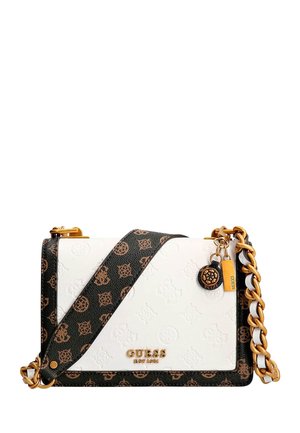 Weiße und braune Guess Umhängetasche mit geprägtem Logomuster, goldfarbenem Ketten- und Lederriemen sowie angebrachten Markenanhängern.