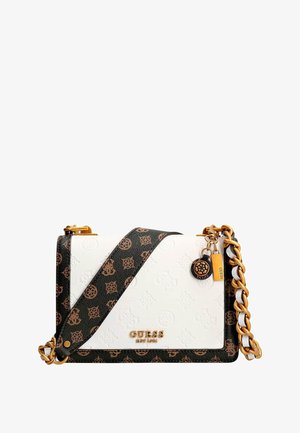 Weiße und braune Guess Umhängetasche mit geprägtem Logomuster, goldfarbenem Ketten- und Lederriemen sowie angebrachten Markenanhängern.