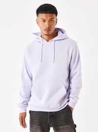Sudadera de lavanda hecha de una suave mezcla de algodón, con un bolsillo frontal y cordones. Presenta un logo bordado en el pecho.