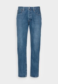 Jean bleu classique droit pour homme avec cinq poches et fermeture par bouton, présenté sur fond uni.