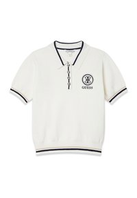 Polo blanc à manches courtes, col et poignets bleu marine, détail avec un drapeau, patte de boutonnage à cinq boutons, et logo brodé sur la poitrine.