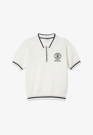 Biała koszulka polo z krótkimi rękawami, granatowym kołnierzem i mankietami, detalem z flagą, plisą z pięcioma guzikami oraz haftowanym logo na piersi.