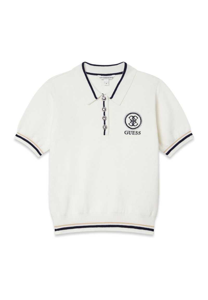 Polo blanc à manches courtes, col et poignets bleu marine, détail avec un drapeau, patte de boutonnage à cinq boutons, et logo brodé sur la poitrine.