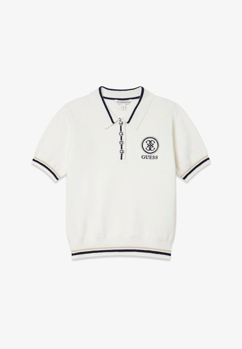 Polo blanc à manches courtes, col et poignets bleu marine, détail avec un drapeau, patte de boutonnage à cinq boutons, et logo brodé sur la poitrine.