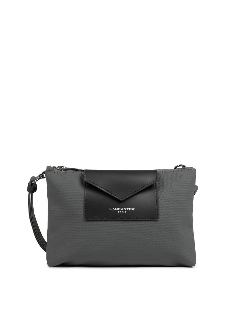 Borsa a tracolla grigia realizzata in tessuto testurizzato con pattina in pelle nera e logo del marchio. Dotata di chiusura zip e tracolla removibile.