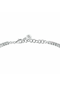 Bracciale in argento con maglie rettangolari interconnesse, chiusura a moschettone e catena regolabile con ciondolo logo.