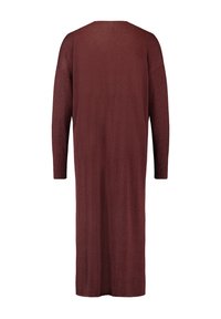 Långärmad, knälång, mörkröd stickad klänning med lös passform, visad bakifrån på en vit bakgrund.