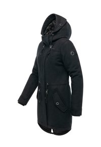 Svart fleecefodrad parka med huva, dragsko, framfickor och knappar. Slät textur och medellång stil. Enkel, funktionell design.