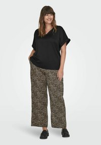 ONLY Carmakoma CARBRYNJA - Pamata T-krekls - black