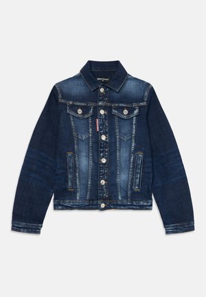 Chaqueta de mezclilla en azul oscuro con un collar clásico, detalles de botones plateados, dos bolsillos en el pecho y un corte estructurado. Textura desgastada en las mangas.