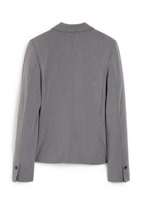 Vue arrière d'un blazer formel gris uni à manches longues avec de petits boutons aux poignets sur fond blanc.
