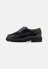 Scarpe in pelle blu navy con finitura lucida, dettagli in camoscio e suola in gomma nera a contrasto con un motivo testurizzato.