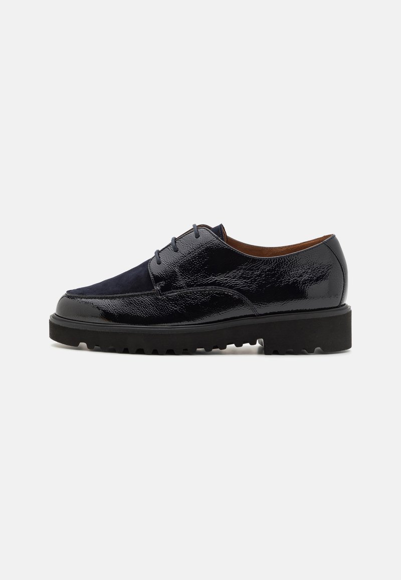 Scarpe in pelle blu navy con finitura lucida, dettagli in camoscio e suola in gomma nera a contrasto con un motivo testurizzato.