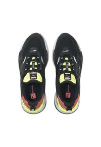 Chaussures de sport noires avec dessus en mesh, accents réfléchissants et détails jaunes et rouges. Dotées d'une semelle coussinée et d'une fermeture à lacets.