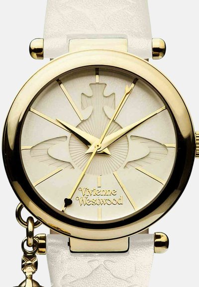 Goudkleurig horloge met een ronde witte wijzerplaat, gestructureerde details, gouden wijzers en een witte, reliëfband. Voorzien van een bedel aan de zijkant.