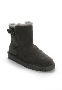 Dunkelgraue Wildleder-Ankle Boots mit flacher Gummisohle, runder Zehenpartie und Fellfutter am oberen Rand. Mit einem seitlichen Knopf als Akzent.