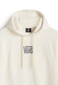Sudadera color crema con un gran logo gris de Vans en el frente. Presenta una capucha con cordón, material de felpa suave y mangas raglán.