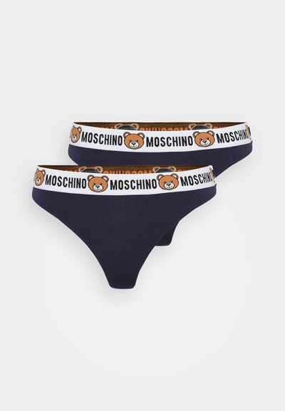 Granatowe stringi z białym elastycznym pasem, na którym znajduje się wzór brązowego misia oraz napis "MOSCHINO". Wykonane z miękkiej bawełny.