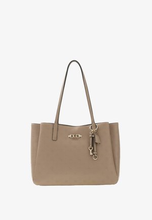 Sac fourre-tout taupe avec longues poignées, motif discret en relief, logo Guess doré, et breloques décoratives en or et cuir.