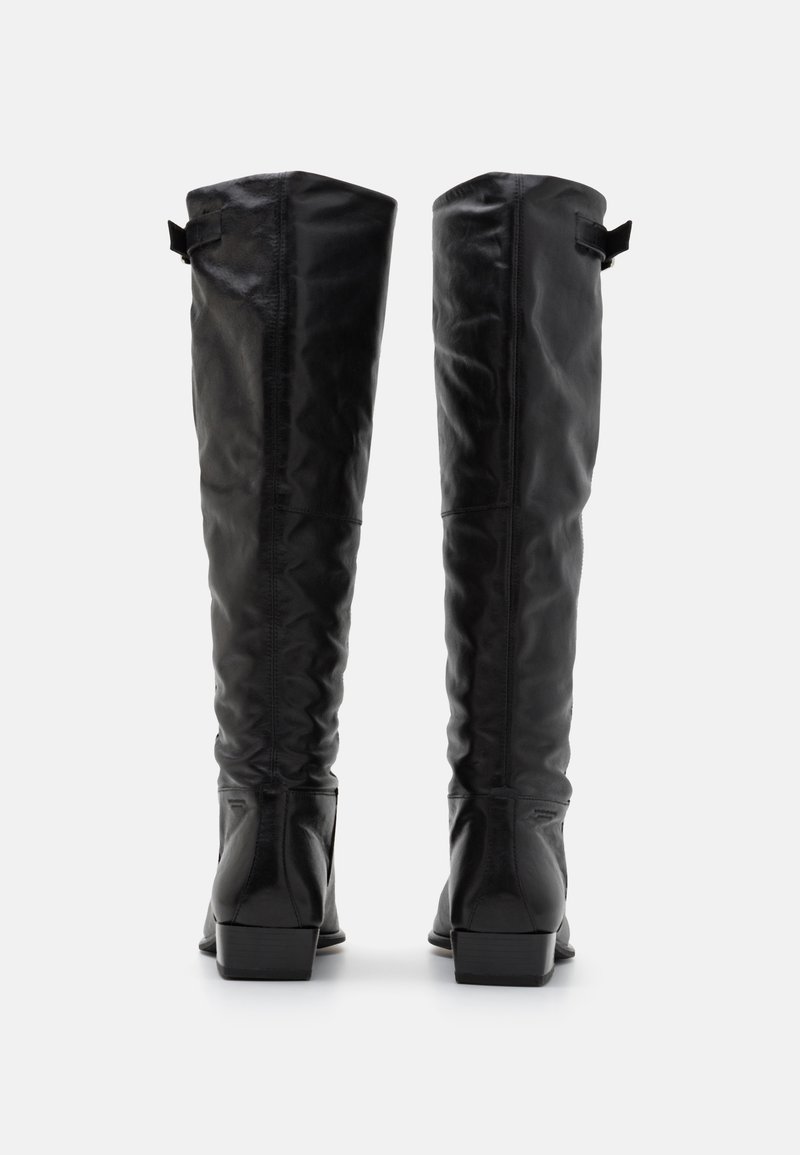Bottes en cuir noir au-dessus du genou avec une finition lisse, dotées d'un talon bloc et de boucles latérales pour un ajustement réglable.