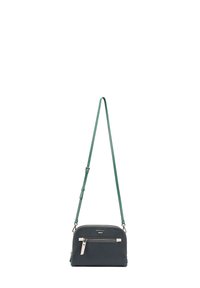 Sac bandoulière en cuir bleu marine foncé avec une sangle verte. Il dispose d'une poche zippée à l'avant et de quincailleries en argent, d'une forme arrondie et d'un design minimaliste.