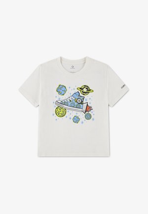 Biały t-shirt z krótkim rękawem z grafiką niebieskiego sneaker-a w kształcie rakiety lecącej przez kreskówkowe planety i gwiazdy.