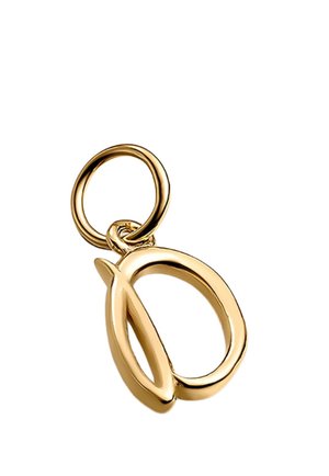 Colgante en tono dorado que presenta un diseño alargado de forma D entrelazada con un lazo circular para su sujeción. Acabado suave y pulido.